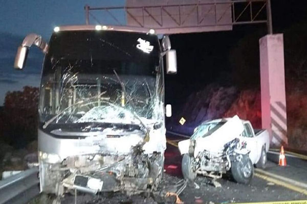 Terrible choque deja cuatros muertos y un niño en estado grave