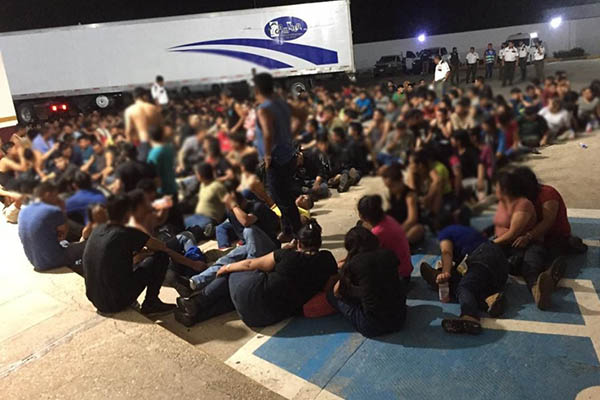 Rescatan a 343 migrantes en caja de tráiler abandonado en Veracruz