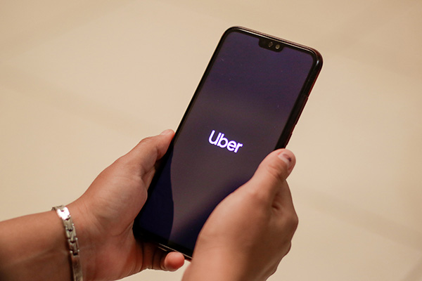 Delincuente pide perdón antes de atracar a chofer de Uber