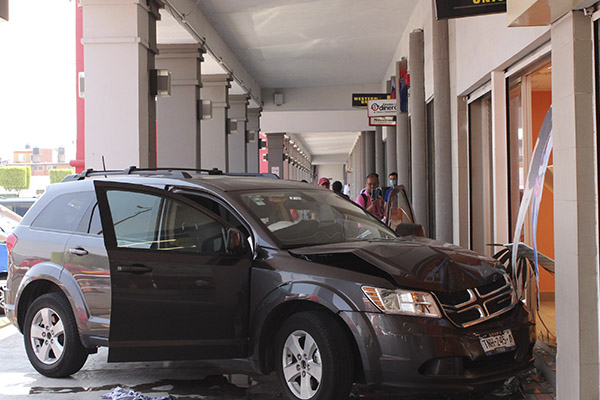 ¿Un coche chocó con tu casa o negocio? Esto hay que hacer para que te paguen