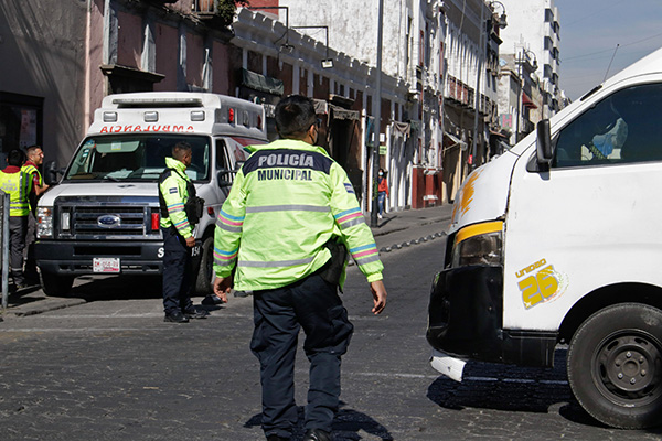 Mujer cruza imprudentemente y termina arrollada por una combi