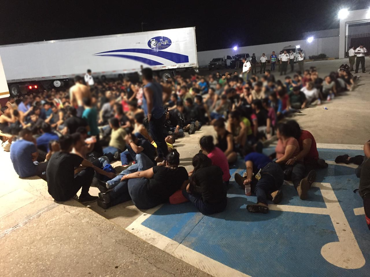 Menores hallados en tráiler abandonado en Veracruz serán repatriados a Guatemala