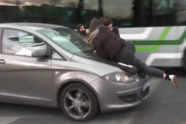 Activistas son embestidas por un auto durante marcha por el 8M en Barcelona