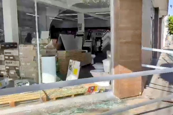 Asaltantes dieron cristalazo; tuvieron tiempo para cargar con varios calentadores de agua