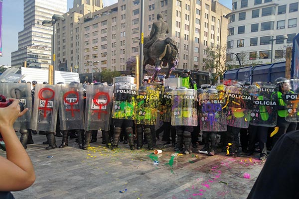 López Obrador contra mujeres "extremistas"; pide paz en la marcha 8M