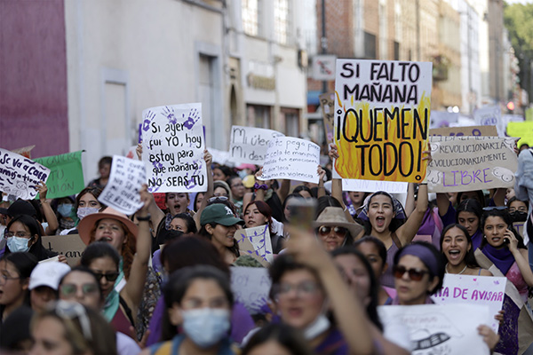 Decenas de miles de mujeres marchan en México contra el machismo y violencia feminicida