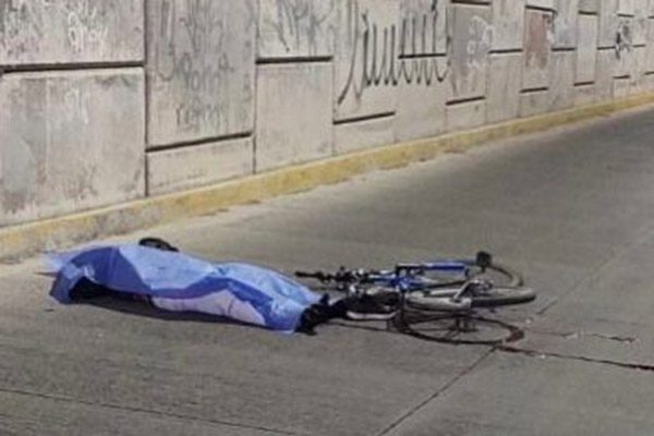 Automovilista huye tras embestir y matar a un ciclista