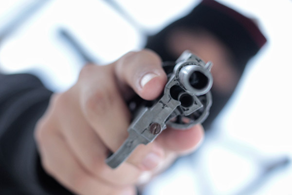Solitario ladrón asalta a cajera de laboratorio Semin