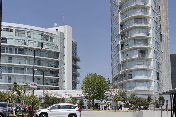 Hombre termina con su vida lanzándose desde un edificio
