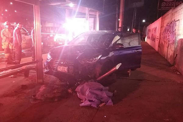 Conductor huye tras subirse a la banqueta y matar a peatón