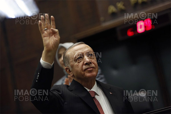 Entrega Erdogan ayuda a afectados por sismos con dinero decomisado a un político