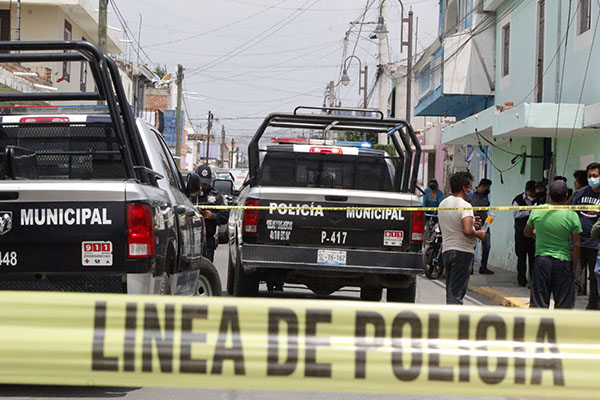 Con piedras y golpes agreden a policías cuando atendían una riña