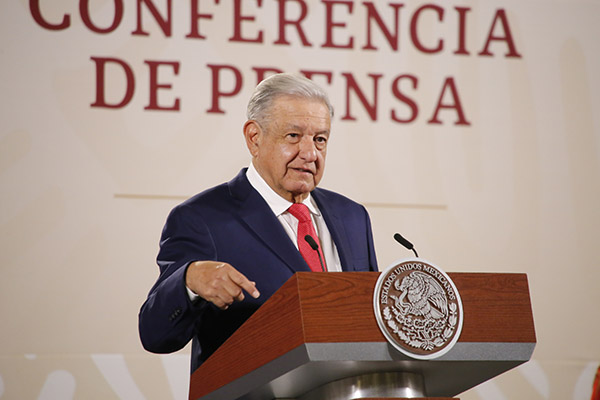 López Obrador critica restitución de secretario general del INE