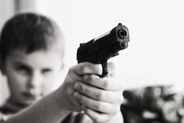 Niña halla un arma en su casa y mata accidentalmente a su hermana