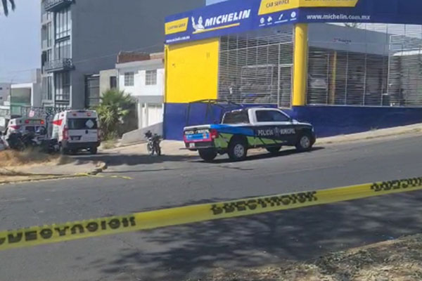 Intento de asalto termina en balacera; hay tres heridos