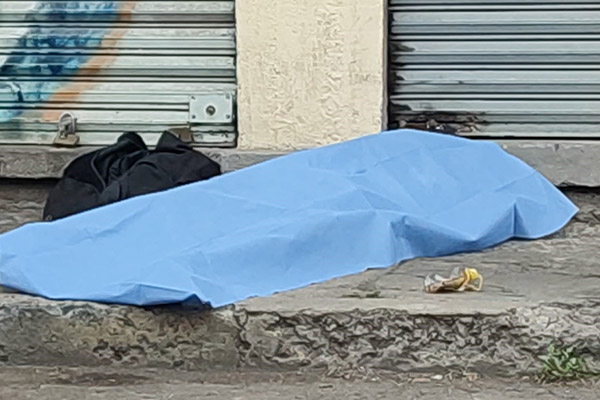 Hombre amanece sin vida junto a su botella de alcohol