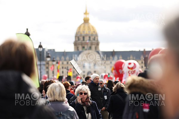 Aprueba Francia ley que aumenta edad de jubilación sin aprobación en el Parlamento