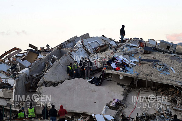 Daños por los terremotos en Turquía superan los 105,000 mdd
