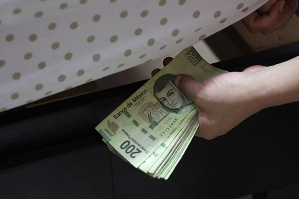 ¿Guardas tus ahorros bajo el colchón? Podrías estar perdiendo tu dinero