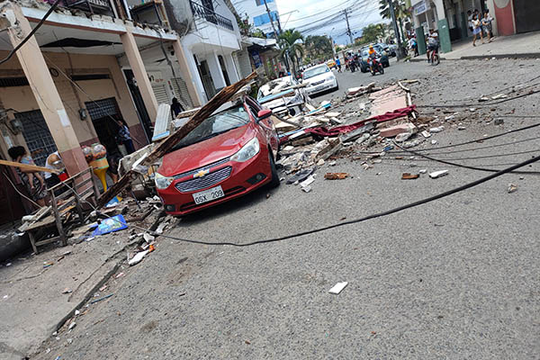 Terremoto en Ecuador deja al menos 12 muertos