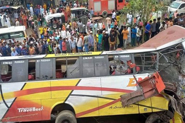 Aparatoso accidente de autobús deja al menos 17 muertos en Bangladés