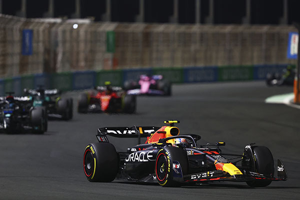 “Checo” Pérez domina y gana el GP de Arabia Saudita