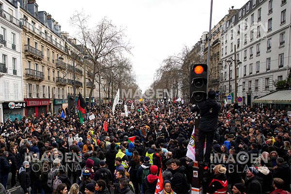 Jornada de protestas en Francia deja cientos de detenidos y agentes heridos