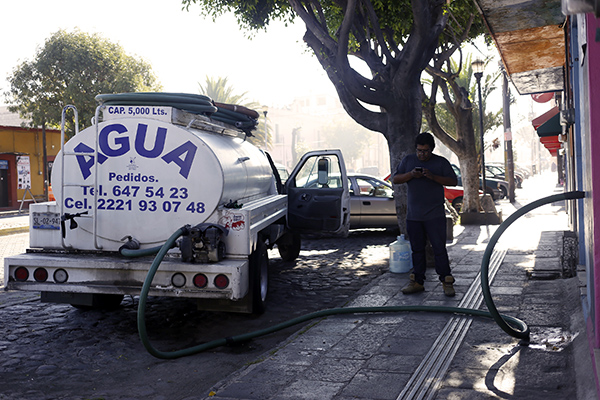 El calor y estiaje aprietan y el mercado negro de pipas de agua aumenta