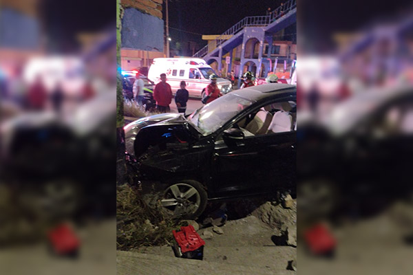 Vehículo se impacta contra la barda de una casa; hay dos heridos