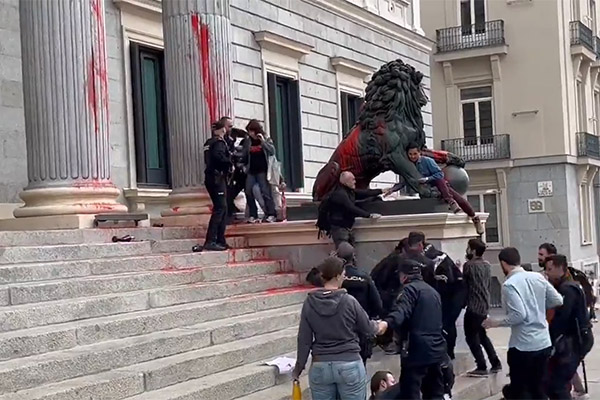 Activistas arrojan pintura roja contra la sede del Congreso de los Diputados de España