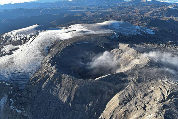 Gustavo Petro alerta ante posible erupción de volcán colombiano del Ruiz