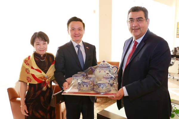 Estrecha gobernador Sergio Salomón lazos con embajadores de China y UE