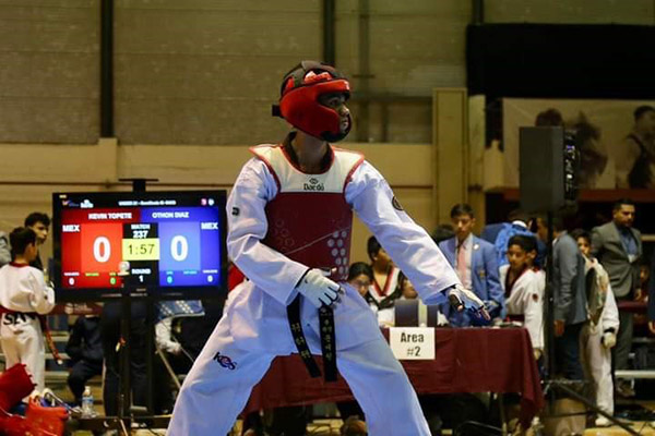 Taekwondoines poblanos recibieron cascos “piratas” para su próxima competencia
