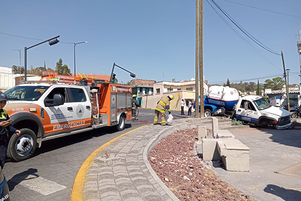 A un paso de la tragedia: gasero pierde el control y casi vuelca una pipa