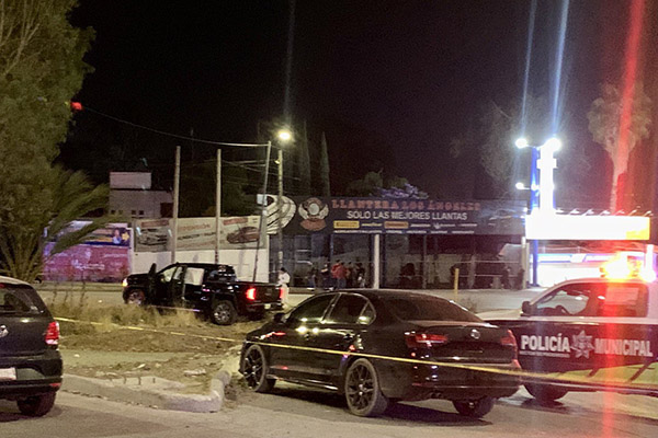 Atacan a balazos a dos hombres a bordo de su camioneta