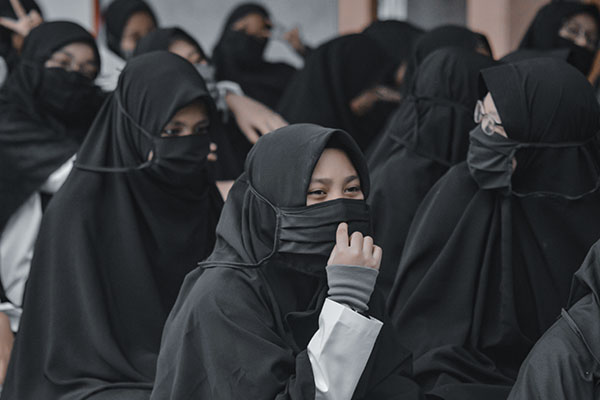 Alumnas iraníes que no usen hiyab serán expulsadas de los centros educativos