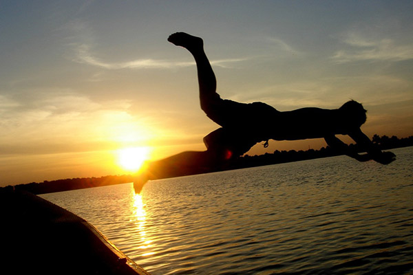 ¿Vas a nadar en un río o lago? Considera estas precauciones