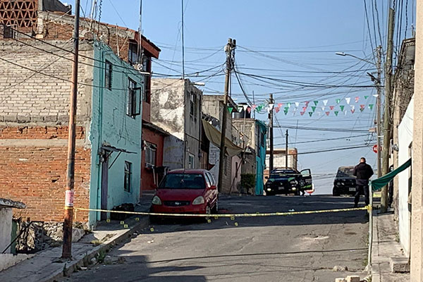 Sujetos fuertemente armados abren fuego contra un domicilio