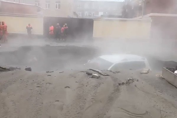 Auto queda atrapado en enorme socavón lleno de agua hirviendo
