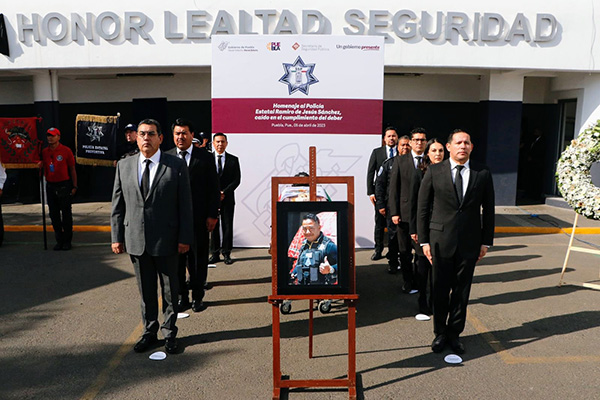 Gobernador encabeza homenaje a policía estatal caído en Zacatlán