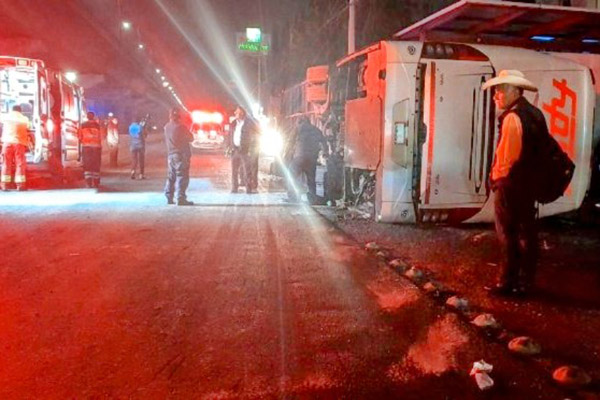 Dos heridos tras volcar un autobús de pasajeros