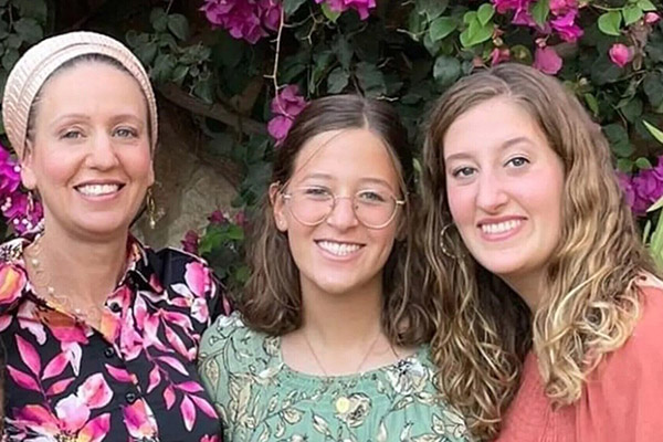 Muere madre judía herida en ataque en el que mataron a sus 2 hijas
