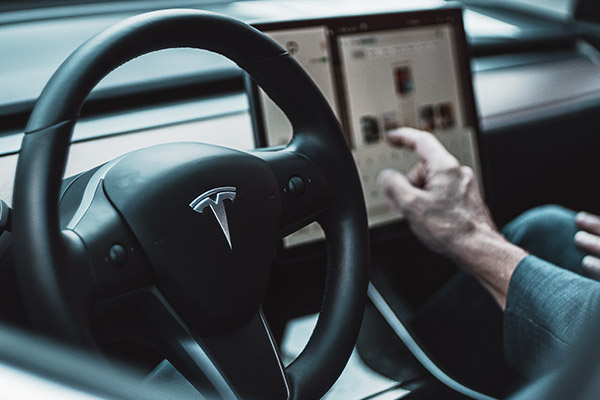 Tesla enfrenta demanda por compartir grabaciones privadas de los autos de sus clientes