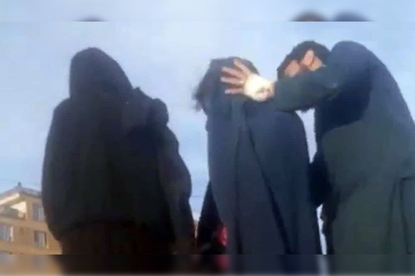 “Castigan” a dos hombres vistiéndolos con ropa de mujer en Afganistán