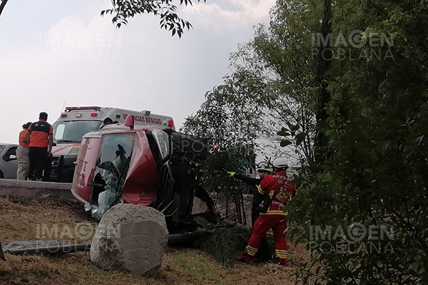 Aparatosa volcadura de camioneta deja tres heridos