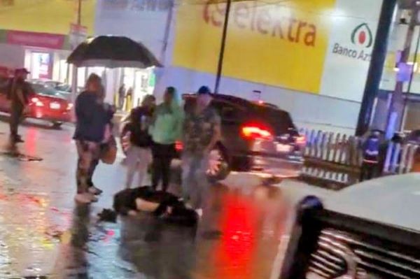 Cafre atropella a una mujer y en su fuga arrastra a otra