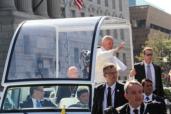 El papa Francisco revela que buscó exorcistas para tratar a personas “poseídas”