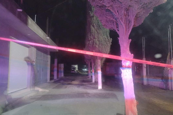 Hallan cadáver encobijado en plena calle; sería joven desaparecido