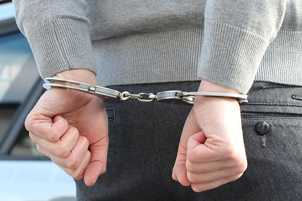 Criminal es capturado tras intentar robar un auto en un estacionamiento