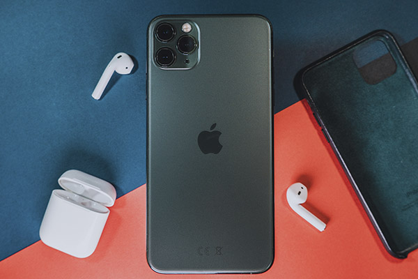 “Si te ofrecen 10,000 dólares para dejar de usar iPhone, no aceptarías”: Warren Buffett sobre dependencia a Apple